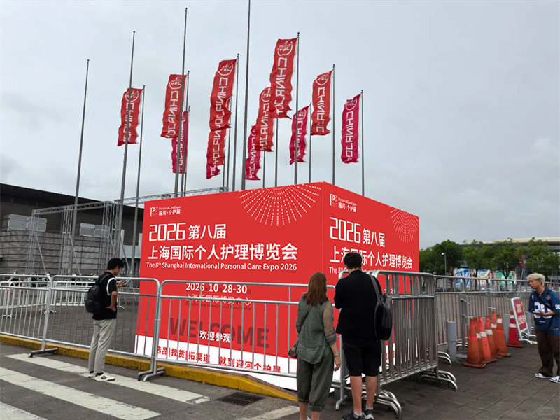 新国际博览中心-南广场旗杆处广告立牌