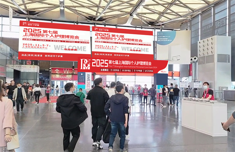 新国际博览中心-入口厅门楼上方空中广告